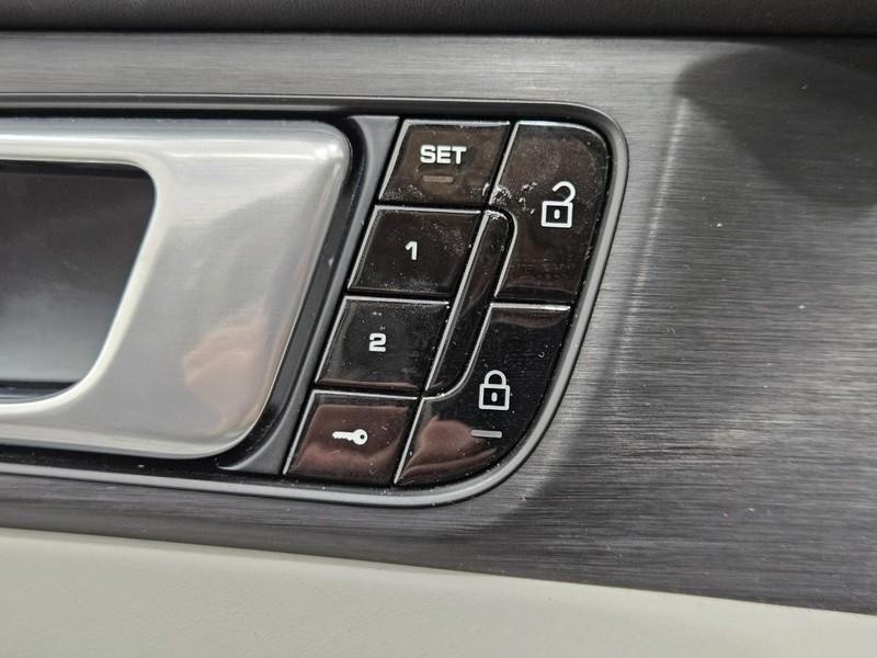 Porsche Panamera Vehicle Full-screen Gallery Image 18