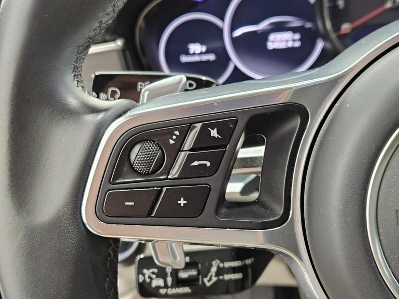 Porsche Panamera Vehicle Full-screen Gallery Image 19