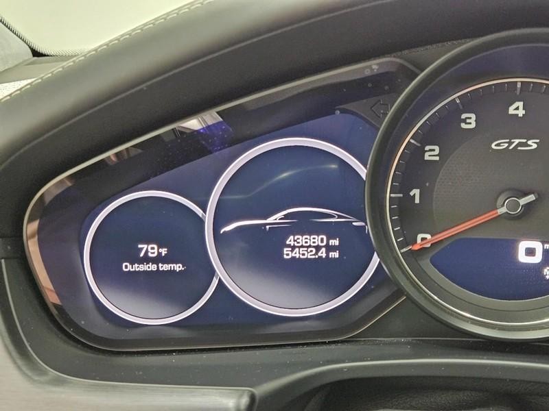 Porsche Panamera Vehicle Full-screen Gallery Image 21