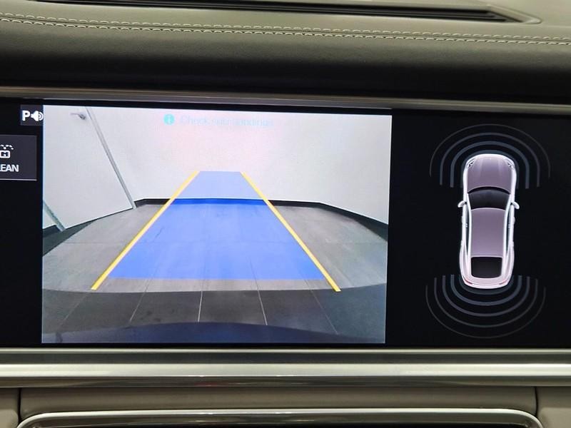 Porsche Panamera Vehicle Full-screen Gallery Image 22