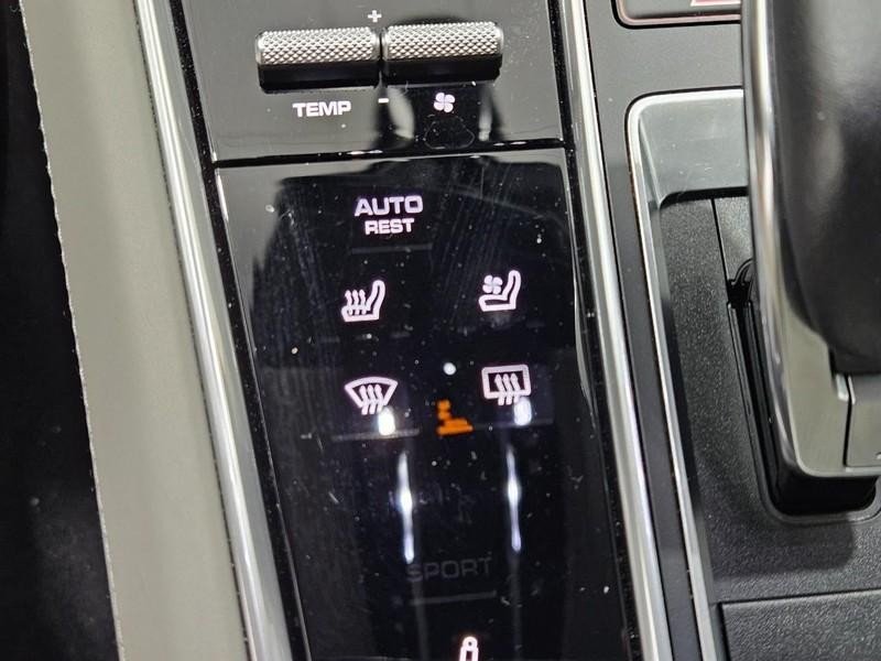 Porsche Panamera Vehicle Full-screen Gallery Image 23