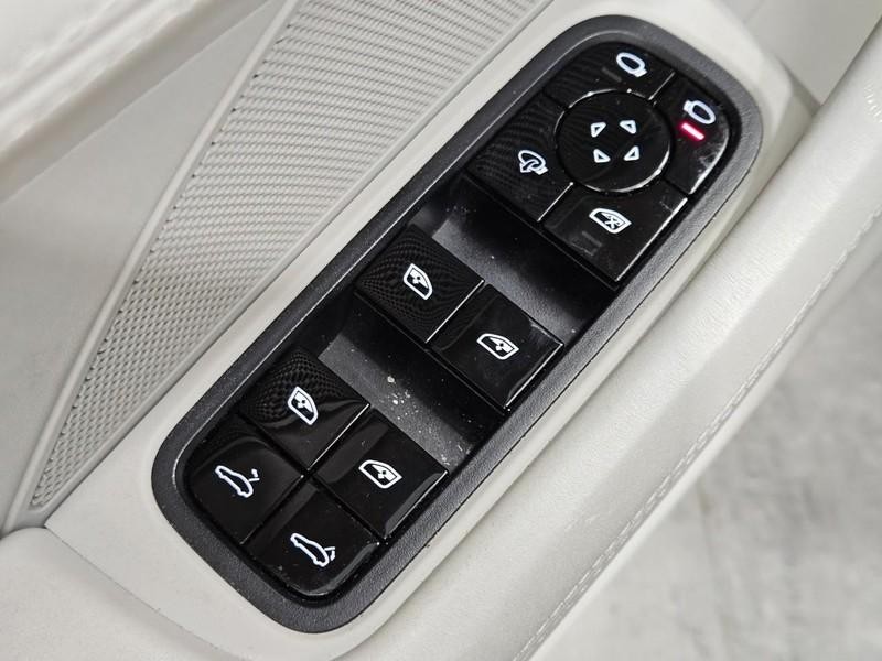 Porsche Panamera Vehicle Full-screen Gallery Image 24