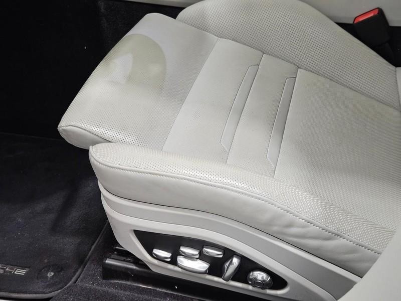 Porsche Panamera Vehicle Full-screen Gallery Image 25