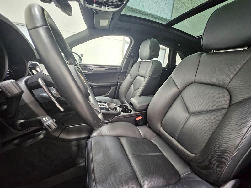 Porsche Macan Vehicle Full-screen Gallery Image 5