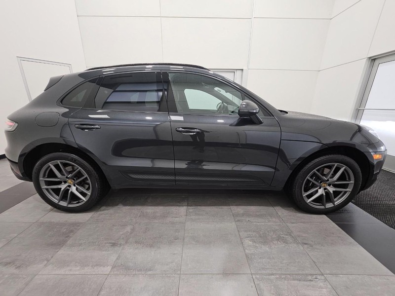 Porsche Macan Vehicle Full-screen Gallery Image 9