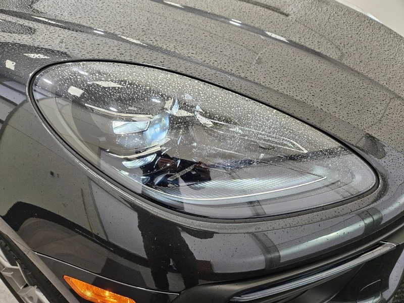 Porsche Macan Vehicle Full-screen Gallery Image 11