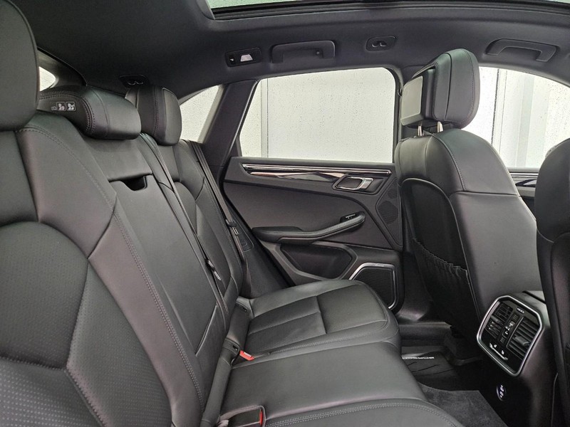 Porsche Macan Vehicle Full-screen Gallery Image 12