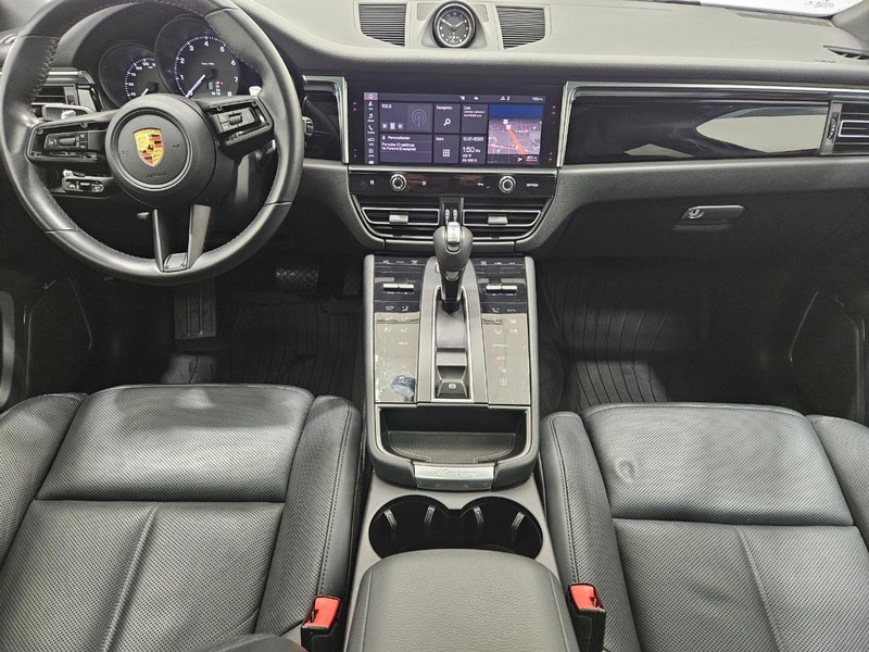 Porsche Macan Vehicle Full-screen Gallery Image 13