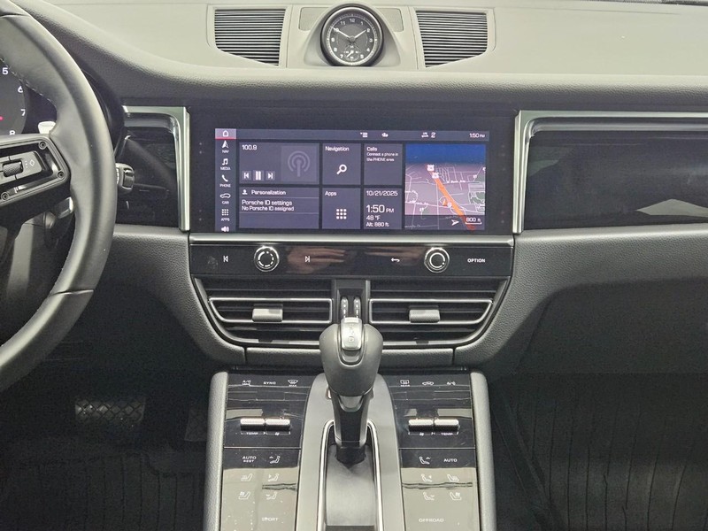 Porsche Macan Vehicle Full-screen Gallery Image 14