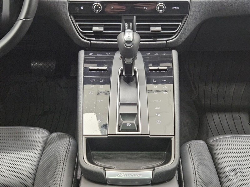 Porsche Macan Vehicle Full-screen Gallery Image 15