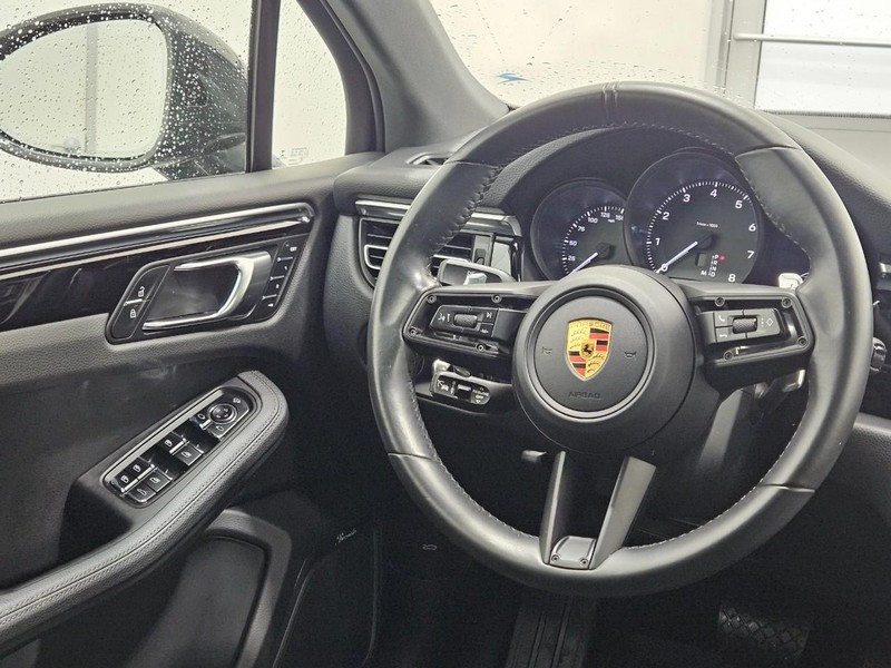 Porsche Macan Vehicle Full-screen Gallery Image 16