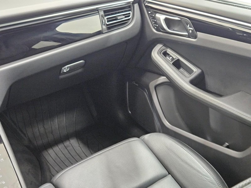 Porsche Macan Vehicle Full-screen Gallery Image 17