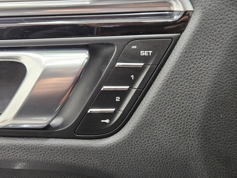 Porsche Macan Vehicle Full-screen Gallery Image 18