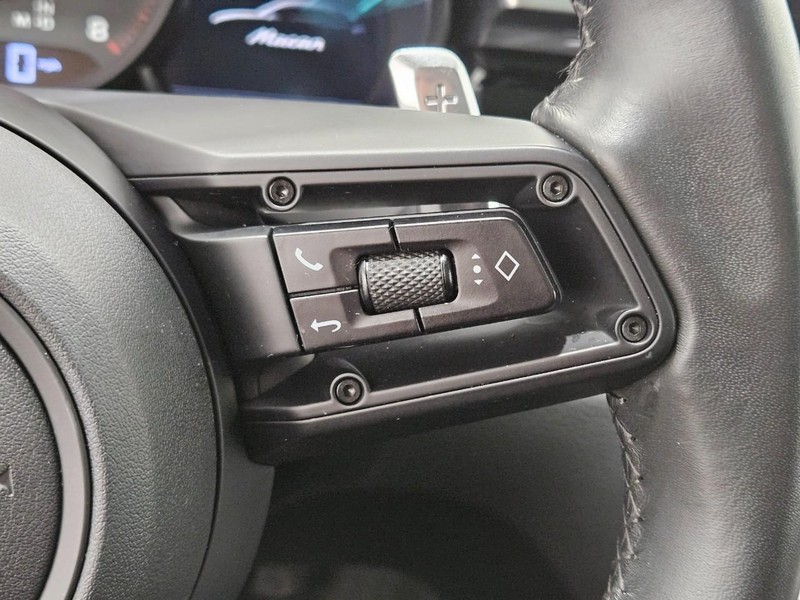 Porsche Macan Vehicle Full-screen Gallery Image 20