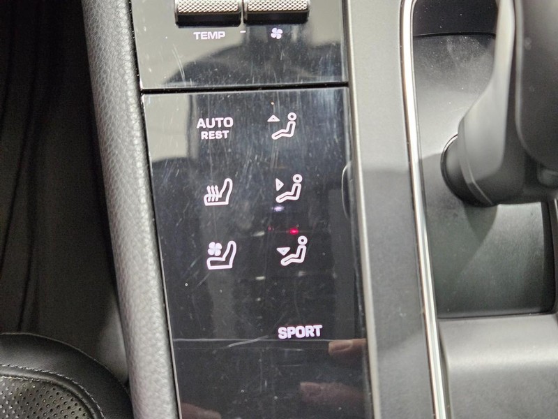 Porsche Macan Vehicle Full-screen Gallery Image 23