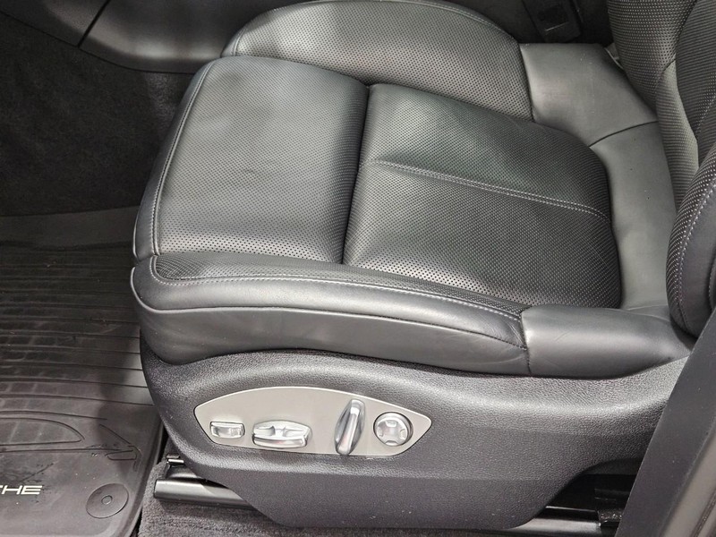 Porsche Macan Vehicle Full-screen Gallery Image 25