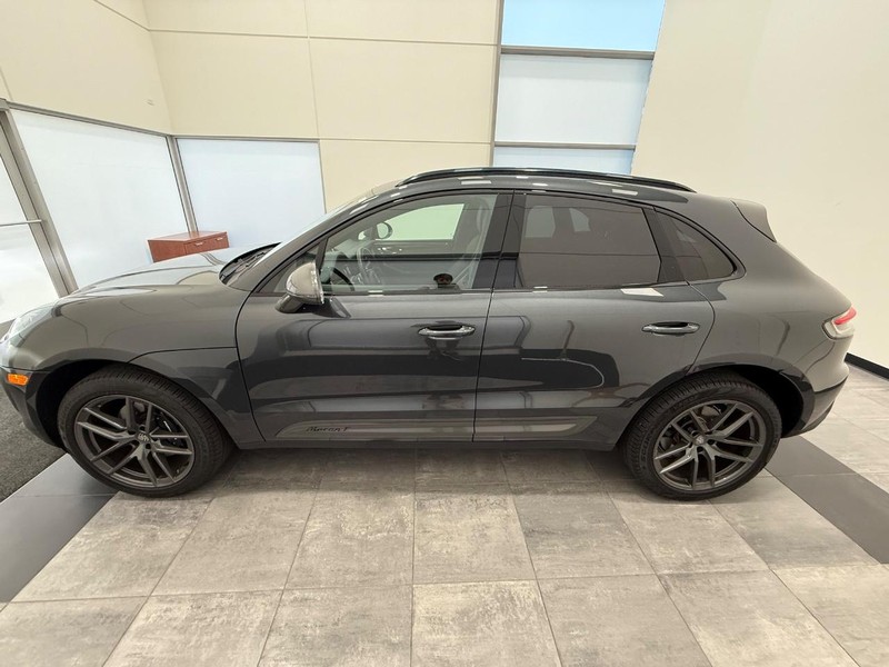 Porsche Macan Vehicle Full-screen Gallery Image 2