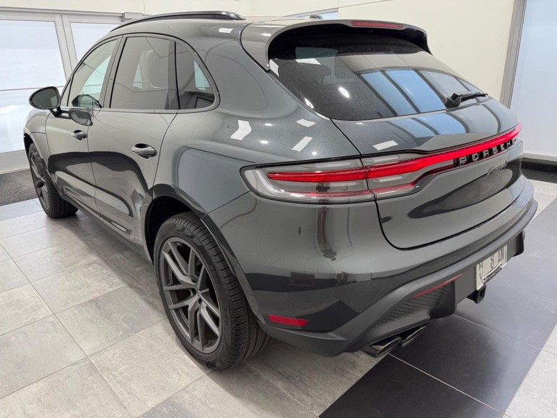 Porsche Macan Vehicle Full-screen Gallery Image 3