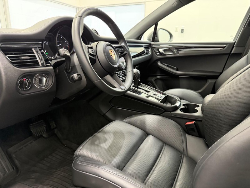 Porsche Macan Vehicle Full-screen Gallery Image 4