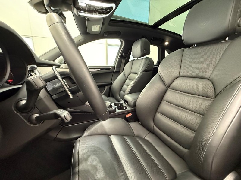 Porsche Macan Vehicle Full-screen Gallery Image 5