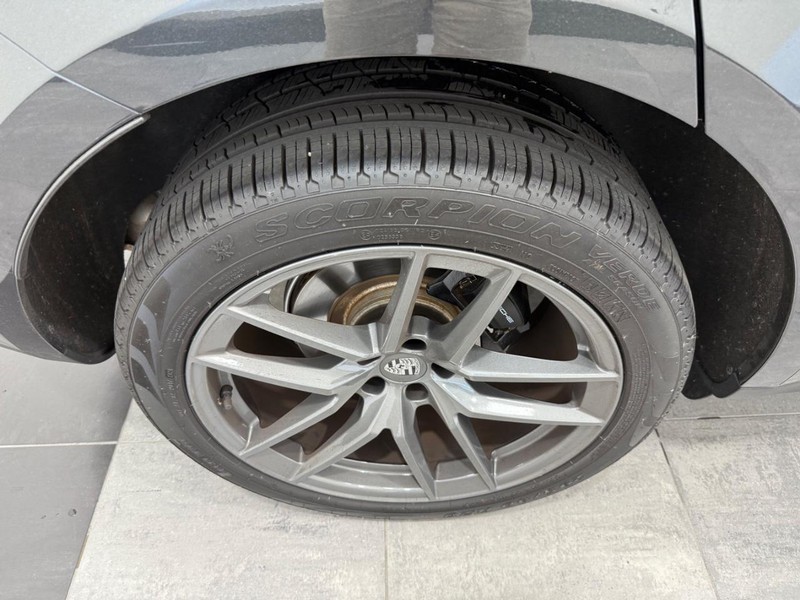 Porsche Macan Vehicle Full-screen Gallery Image 8