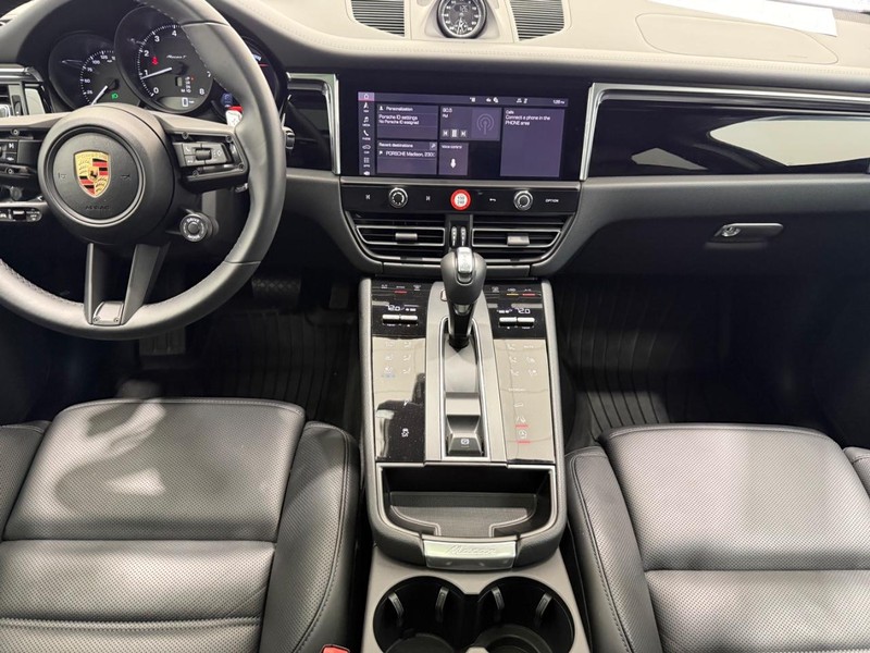 Porsche Macan Vehicle Full-screen Gallery Image 13