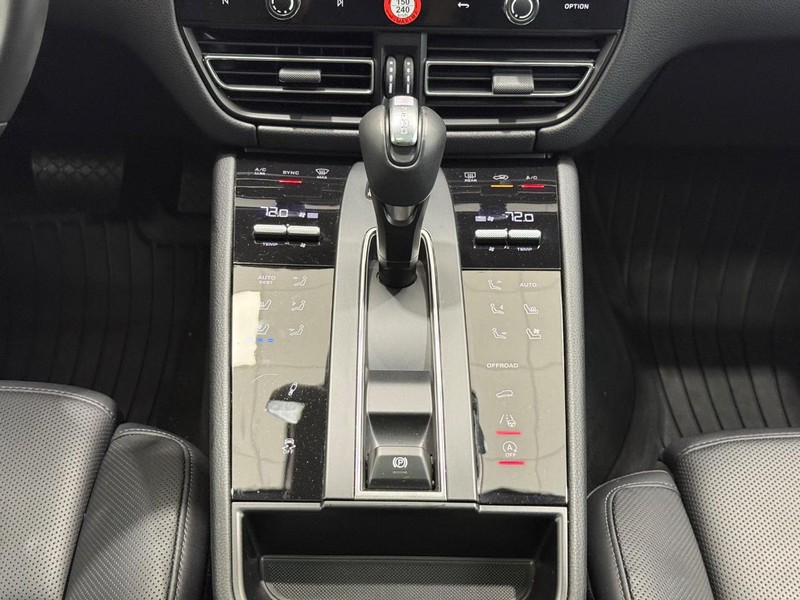 Porsche Macan Vehicle Full-screen Gallery Image 15