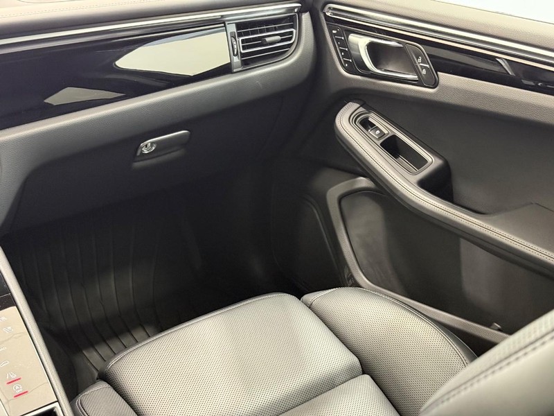 Porsche Macan Vehicle Full-screen Gallery Image 17