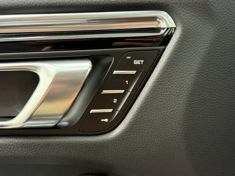 Porsche Macan Vehicle Full-screen Gallery Image 18