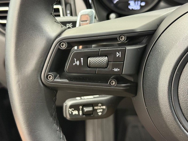 Porsche Macan Vehicle Full-screen Gallery Image 19