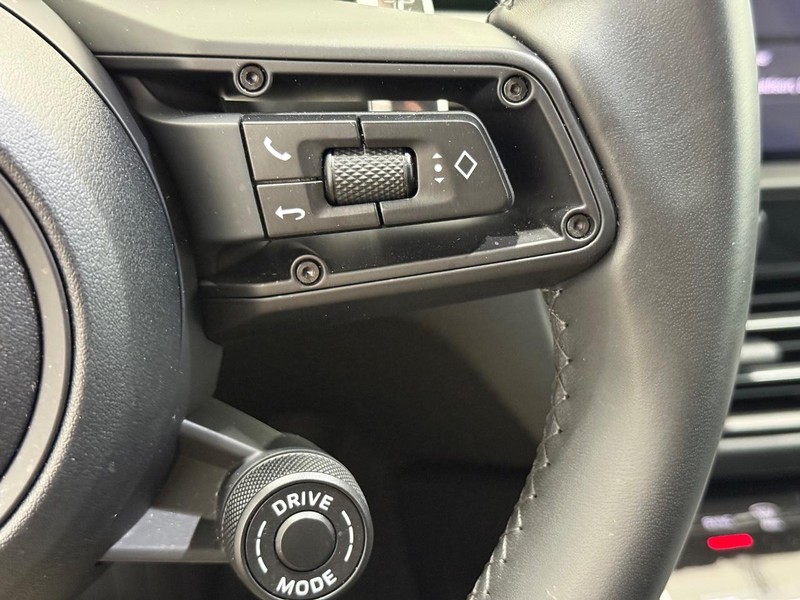 Porsche Macan Vehicle Full-screen Gallery Image 20