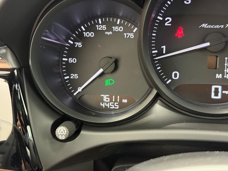 Porsche Macan Vehicle Full-screen Gallery Image 21