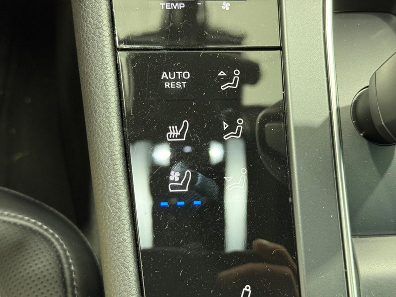 Porsche Macan Vehicle Full-screen Gallery Image 23