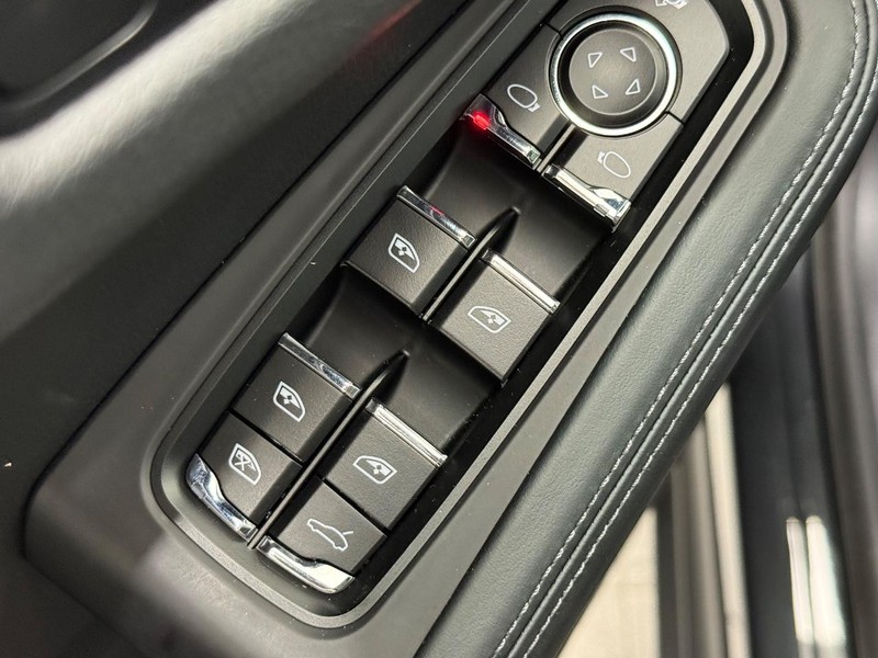 Porsche Macan Vehicle Full-screen Gallery Image 24