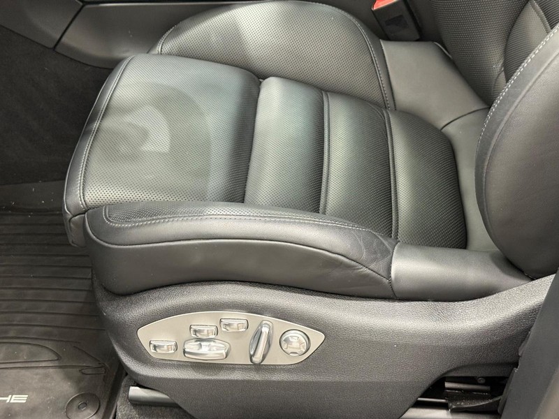 Porsche Macan Vehicle Full-screen Gallery Image 25