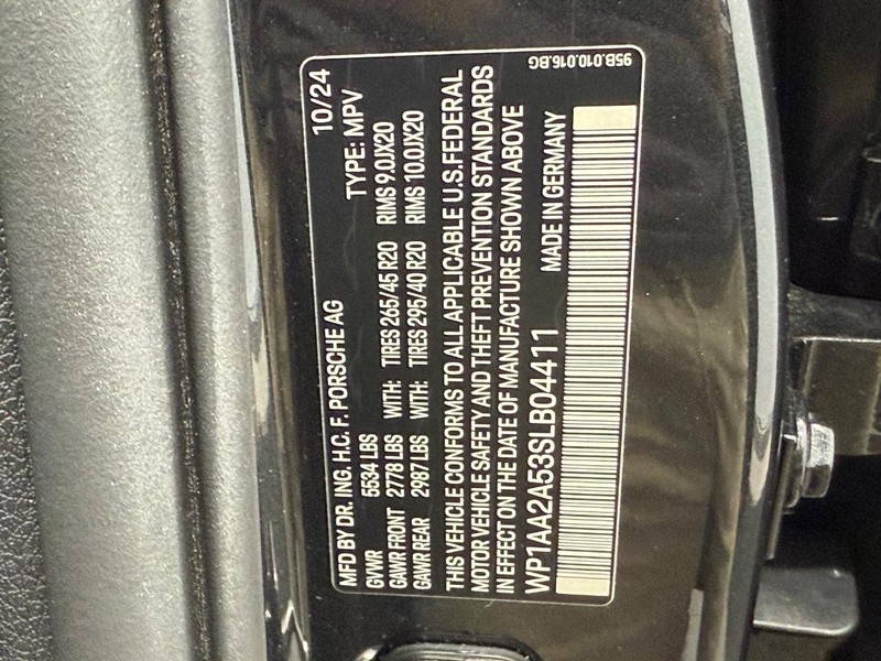 Porsche Macan Vehicle Full-screen Gallery Image 26