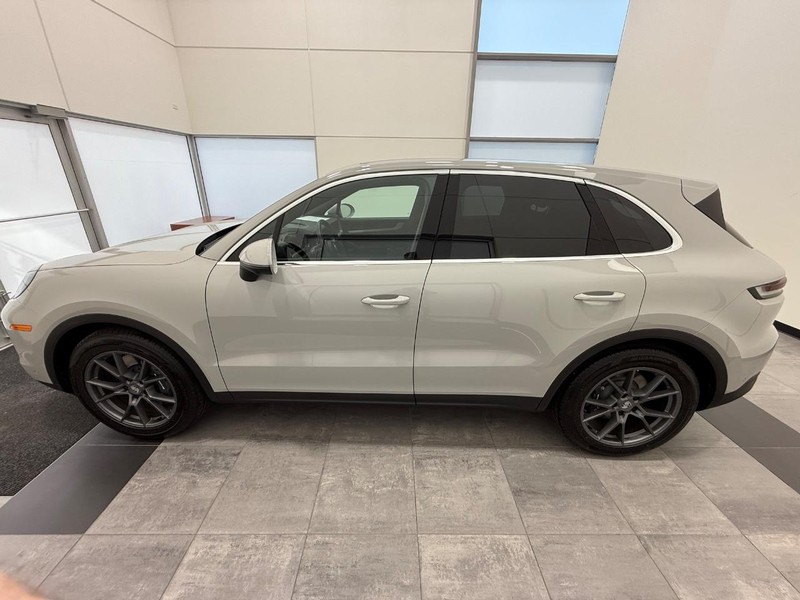 Porsche Cayenne Vehicle Full-screen Gallery Image 2