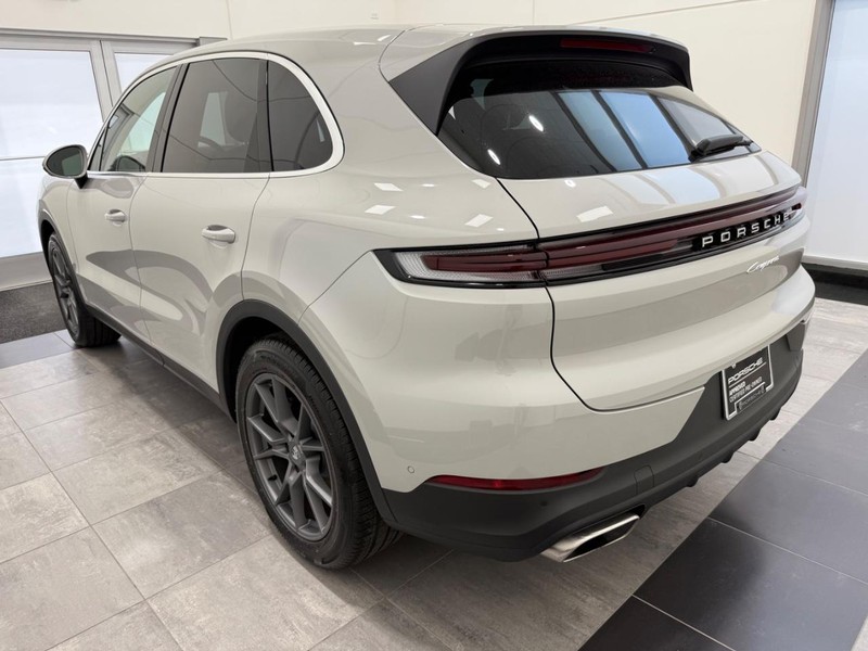 Porsche Cayenne Vehicle Full-screen Gallery Image 3