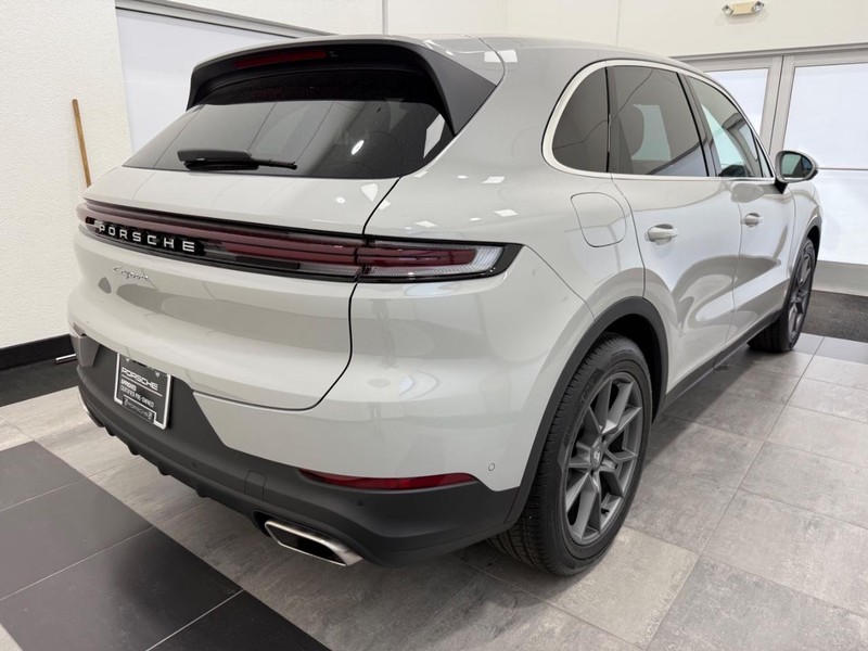 Porsche Cayenne Vehicle Full-screen Gallery Image 7