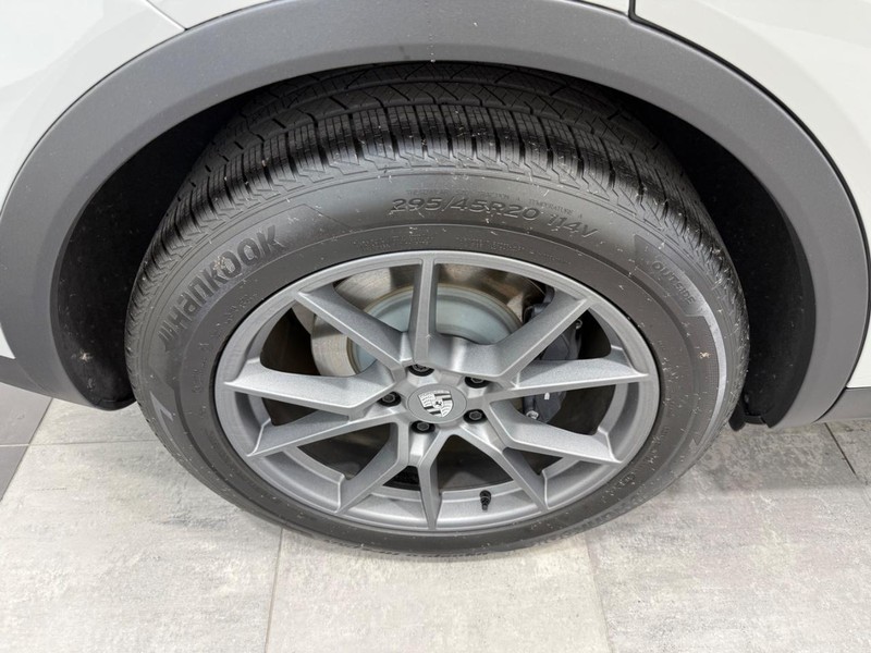 Porsche Cayenne Vehicle Full-screen Gallery Image 8