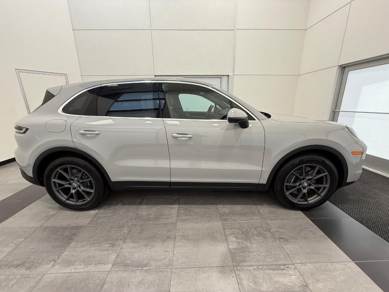 Porsche Cayenne Vehicle Full-screen Gallery Image 9