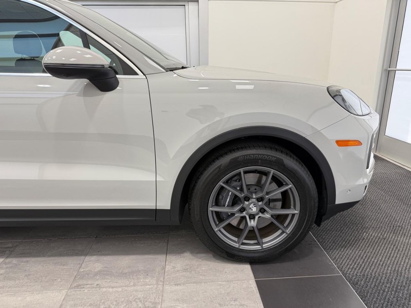 Porsche Cayenne Vehicle Full-screen Gallery Image 10