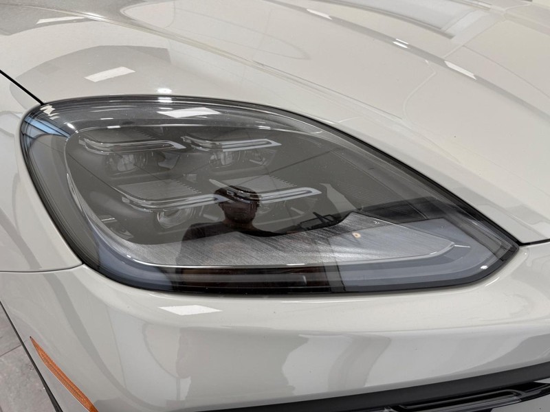 Porsche Cayenne Vehicle Full-screen Gallery Image 11