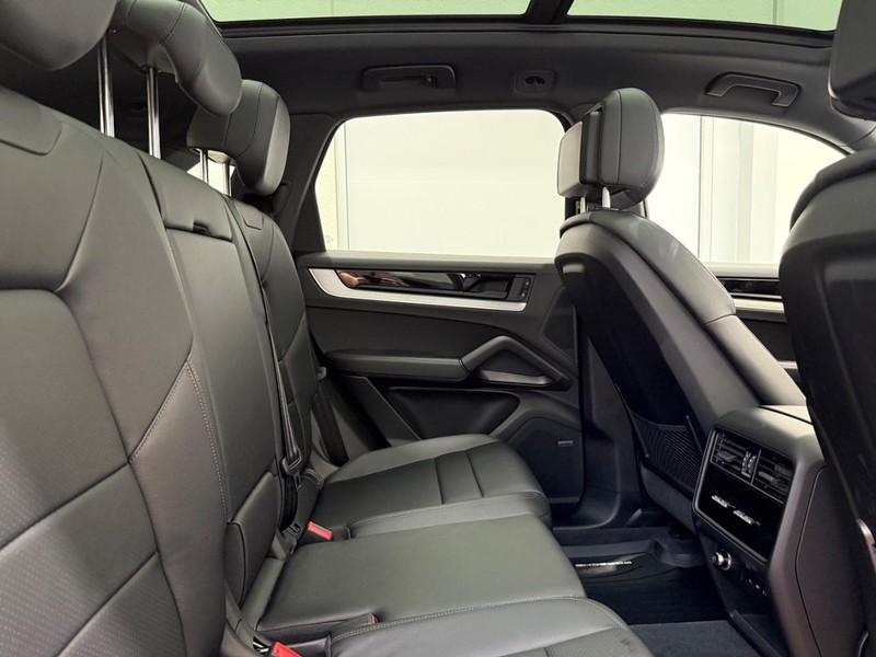 Porsche Cayenne Vehicle Full-screen Gallery Image 12