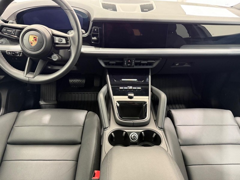 Porsche Cayenne Vehicle Full-screen Gallery Image 13