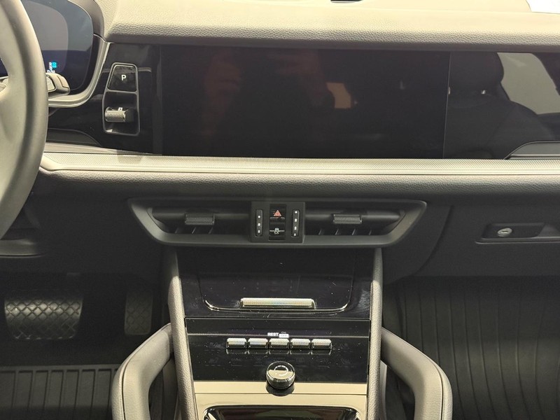 Porsche Cayenne Vehicle Full-screen Gallery Image 14