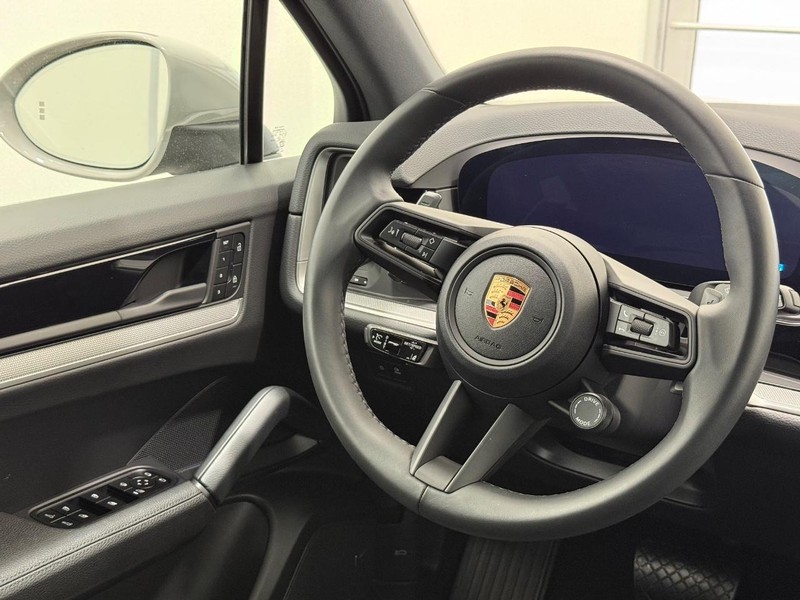 Porsche Cayenne Vehicle Full-screen Gallery Image 15
