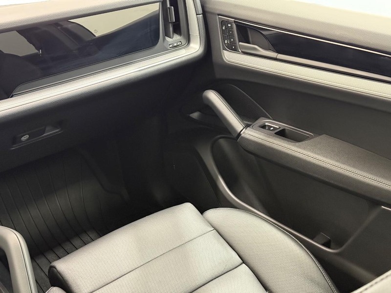 Porsche Cayenne Vehicle Full-screen Gallery Image 16