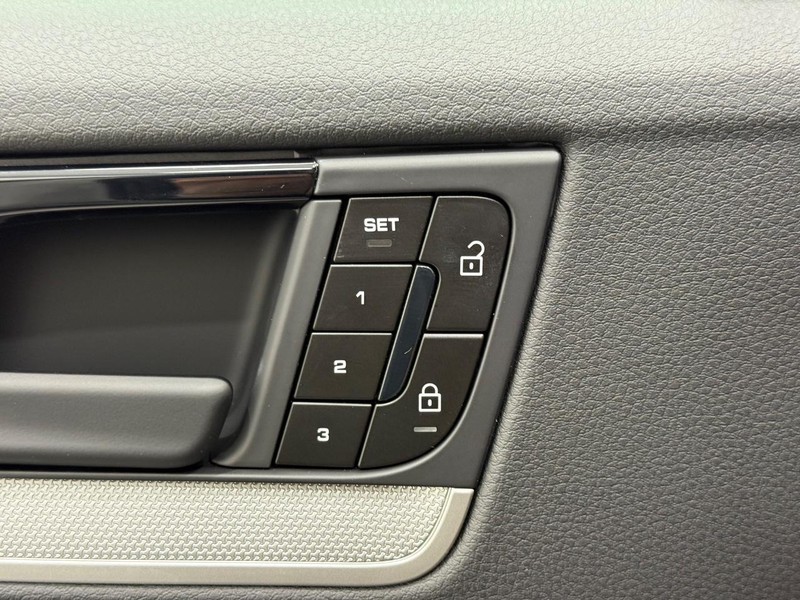 Porsche Cayenne Vehicle Full-screen Gallery Image 17