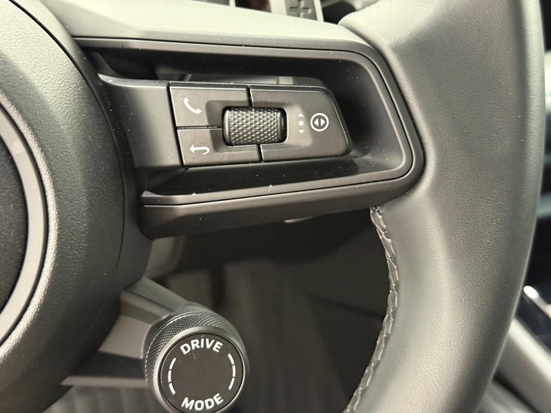 Porsche Cayenne Vehicle Full-screen Gallery Image 19